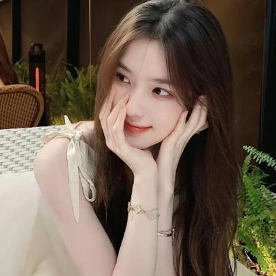 人气爱豆机场牵手女助理，深夜内幕曝光，工作室紧急辟谣